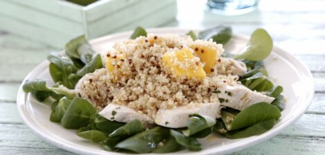 Ensalada de quinoa, pollo y mango