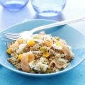 Ensalada de arroz integral con quinoa, salmón y huevo