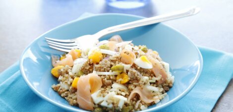 Ensalada de arroz integral con quinoa, salmón y huevo