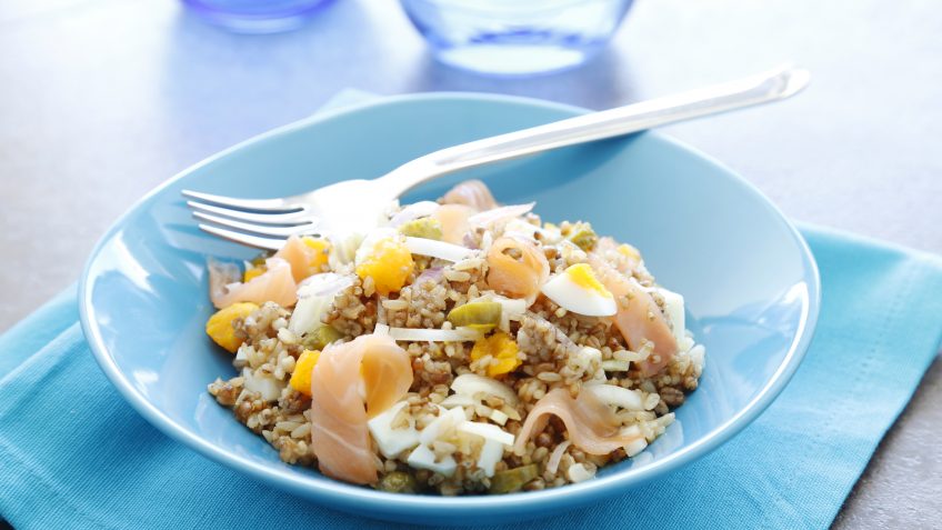 Foto de Ensalada de arroz integral con quinoa, huevo y salmón
