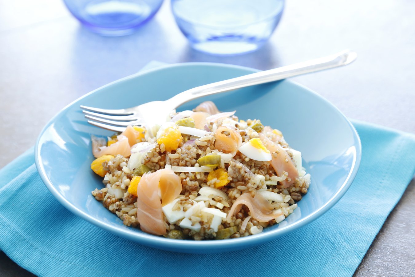 Ensalada de arroz integral con quinoa, salmón y huevo