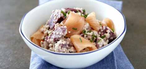 Ensalada de quinoa con salmón y remolacha