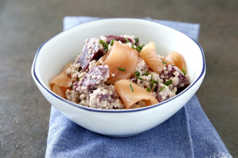 Foto de Ensalada de quinoa con salmón y remolacha