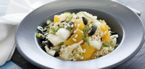 Ensalada de arroz integral y bacalao