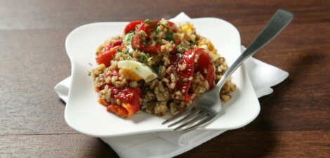 Ensalada de pimientos, arroz integral con quinoa y anchoa