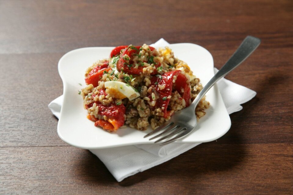 Ensalada de arroz integral con quinoa, pimientos y anchoa