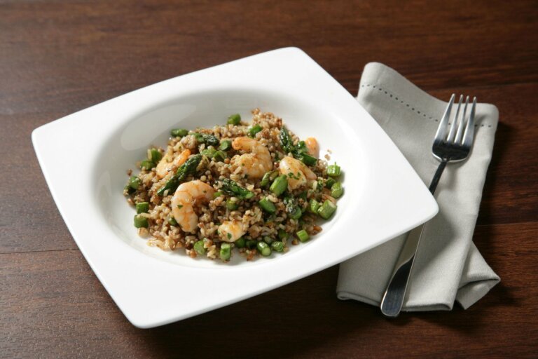 Foto de Salteado de trigueros y gambas con arroz integral con quinoa