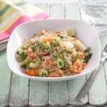 plato de quinoa con trigueros, cebolletas y pimiento rojo