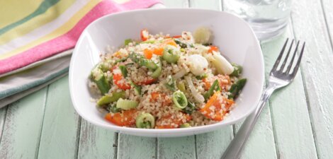 plato de quinoa con trigueros, cebolletas y pimiento rojo