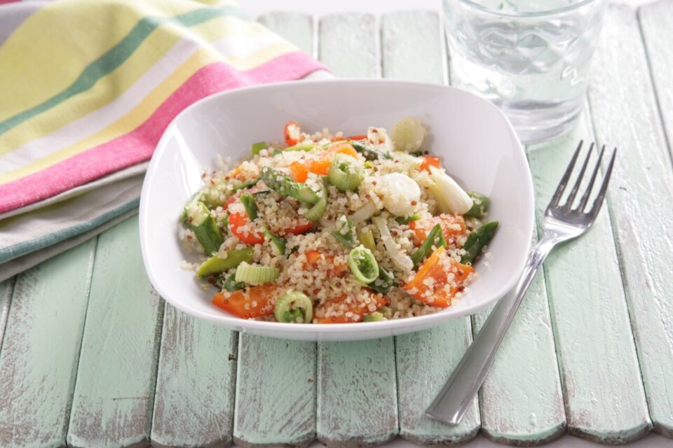 Quinoa con trigueros, cebolleta y pimiento rojo