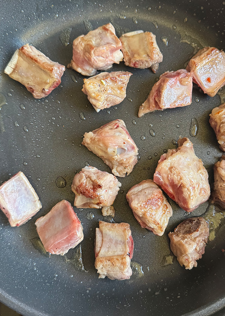 Dorar costillas para paella carne y verduras