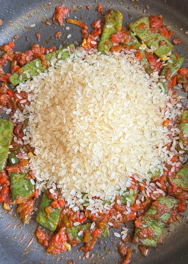 echar el arroz para paella carne y verduras