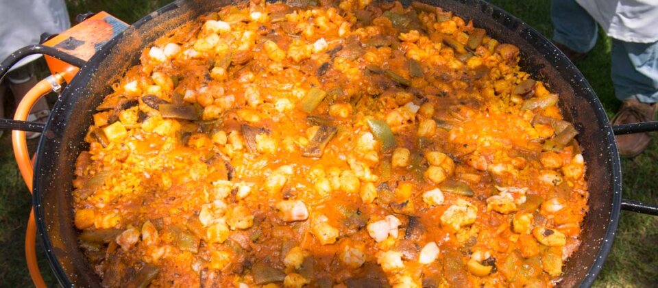 Paella de choco y langostinos para 20 personas