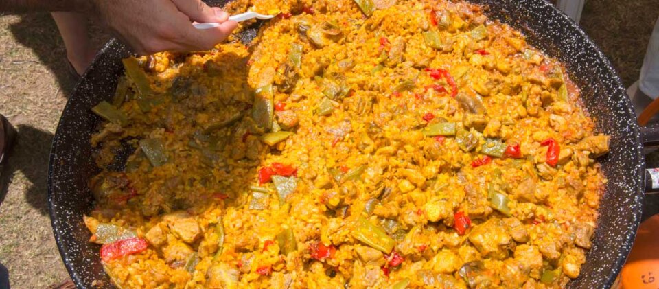 Paella de verduras y carne para 20 personas