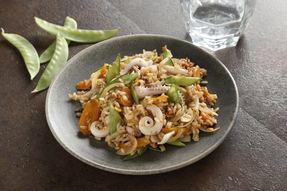 Salteado de arroz integral con soja y tiras de calamar