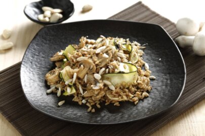 Arroz integral con soja salteado con champiñón y calabacín