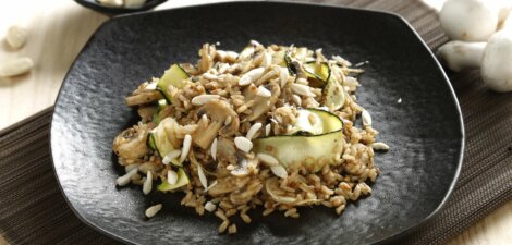 Arroz integral con soja salteado con champiñón y calabacín