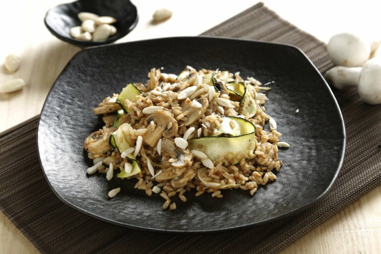 Foto de Arroz integral con soja salteado con calabacín y champiñones