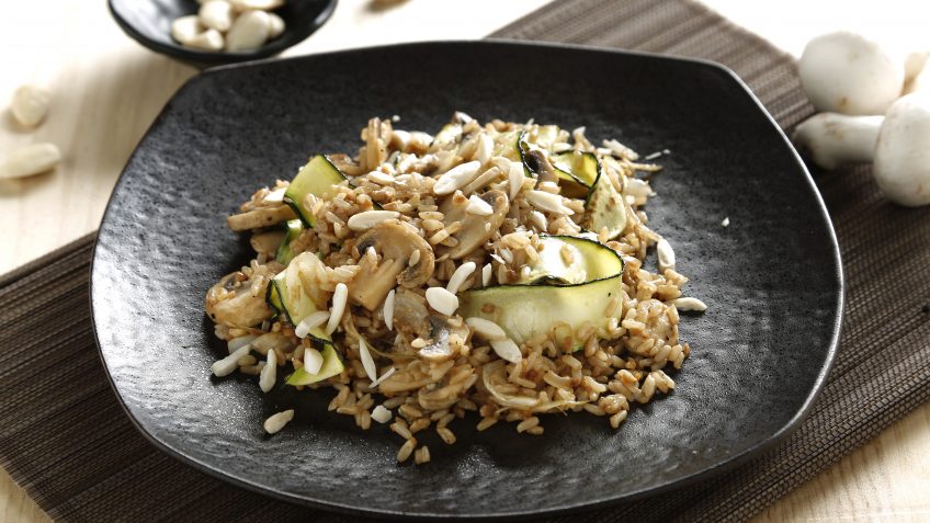 Foto de Arroz integral con soja salteado con calabacín y champiñones
