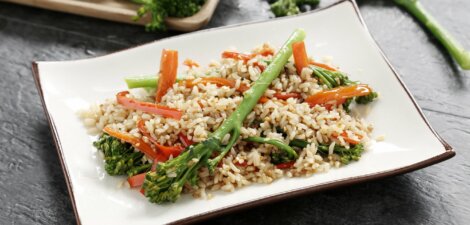 Arroz integral con soja salteado con bimi y pimiento rojo