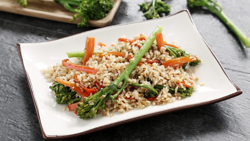 Foto de Arroz integral con soja y salteado de bimi y pimiento rojo