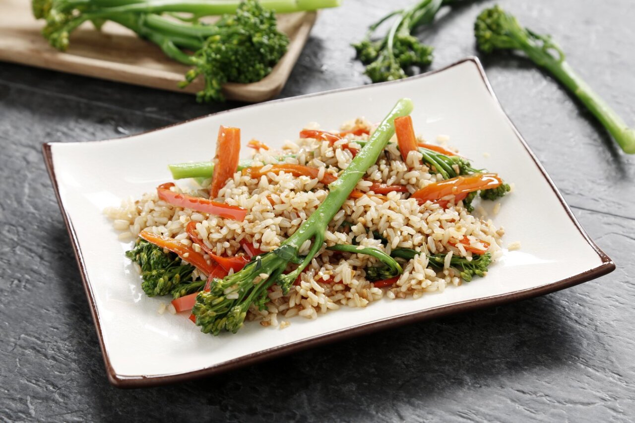Arroz integral con soja salteado con bimi y pimiento rojo