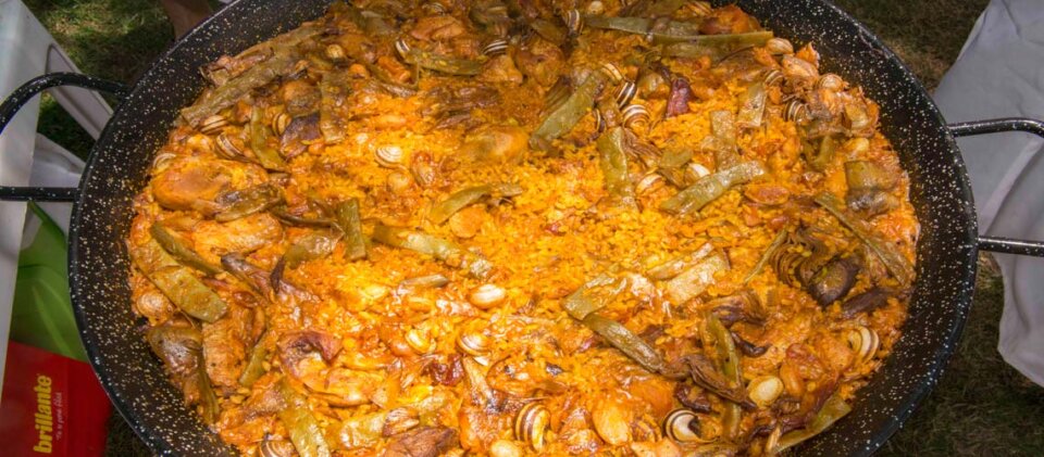 Paella de pollo, conejo y pato para 20 personas