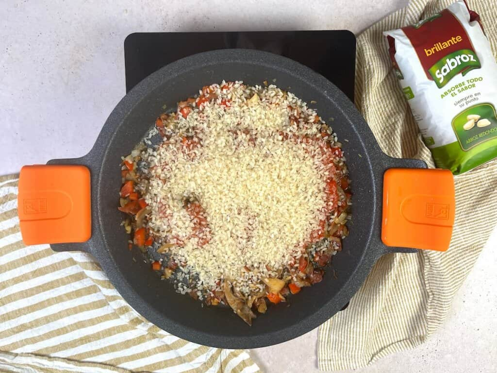 Receta arroz con setas paso 3 Incorpora el arroz y remueve todo bien