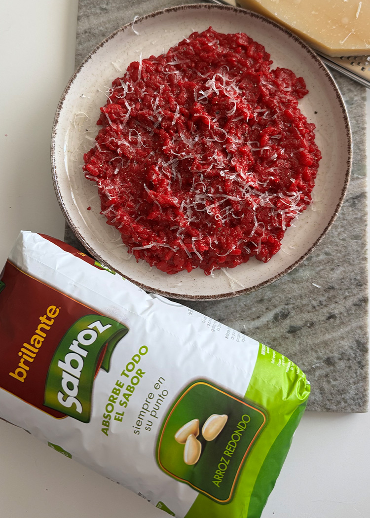 Servir risotto de remolacha