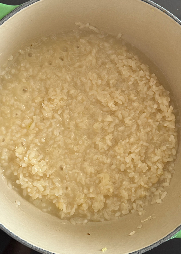 Añadir vino para risotto de remolacha