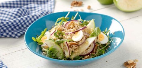 Ensalada de quinoa integral con manzana