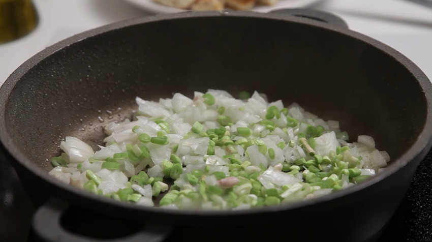 Agregamos aceite oliva, la cebolla y los ajetes