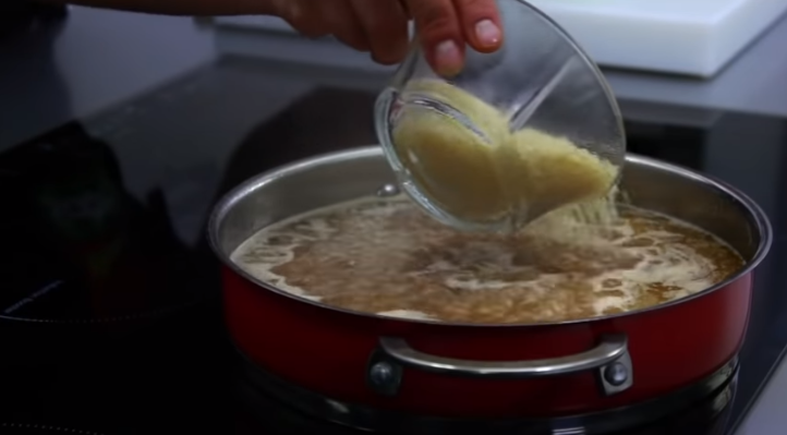 Incorporamos el arroz al sofrito con el caldo