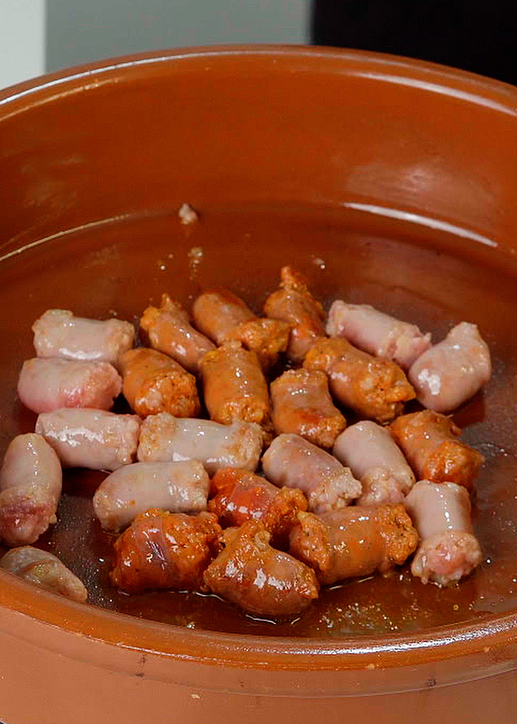 Dorar longanizas para arroz con costa Elche