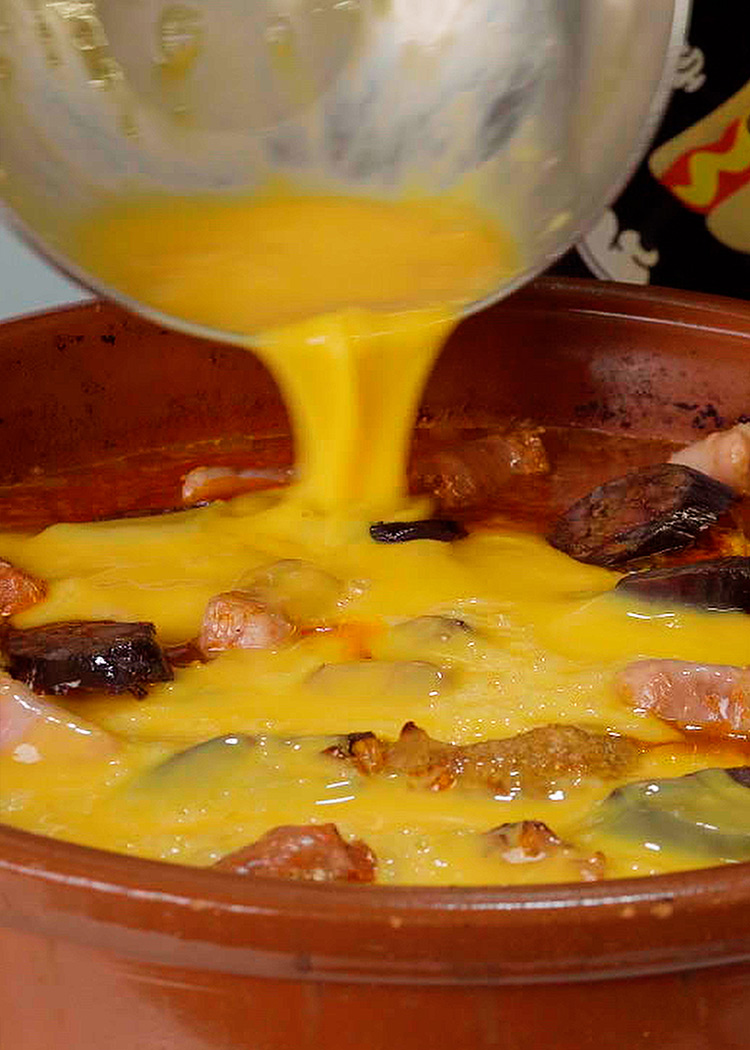 Verter huevos para arroz con costa Elche