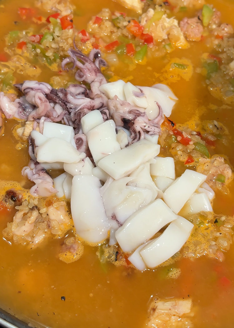 Caldo y calamares para arroz mar y montaña