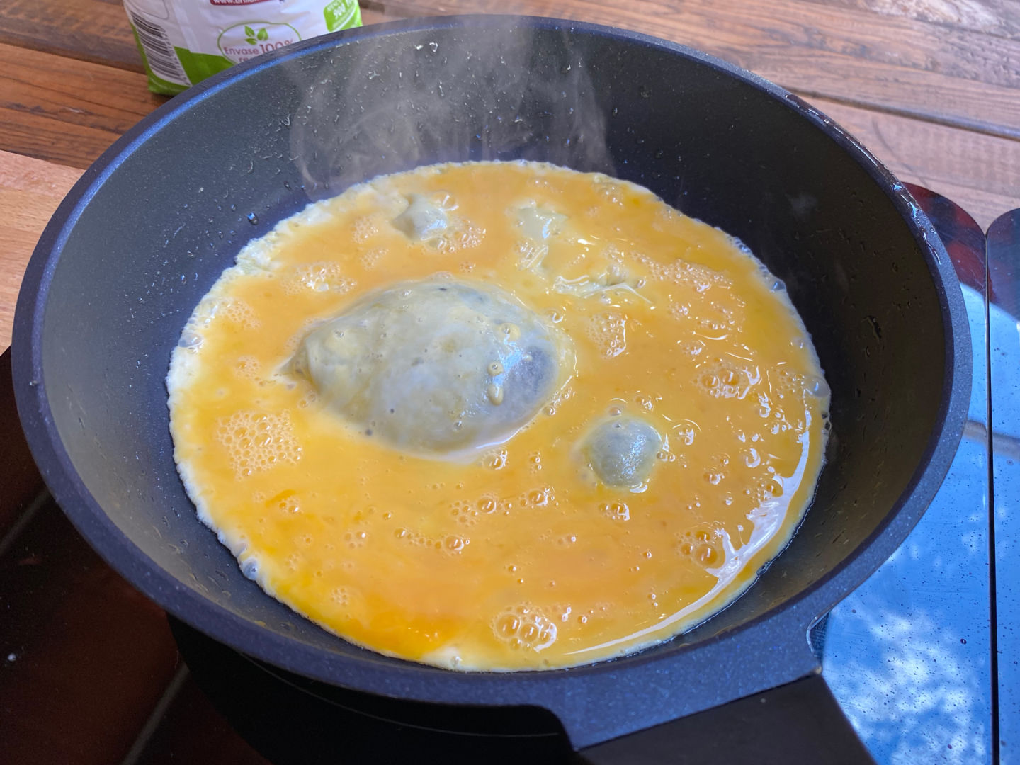 hacemos una tortilla con los huevos