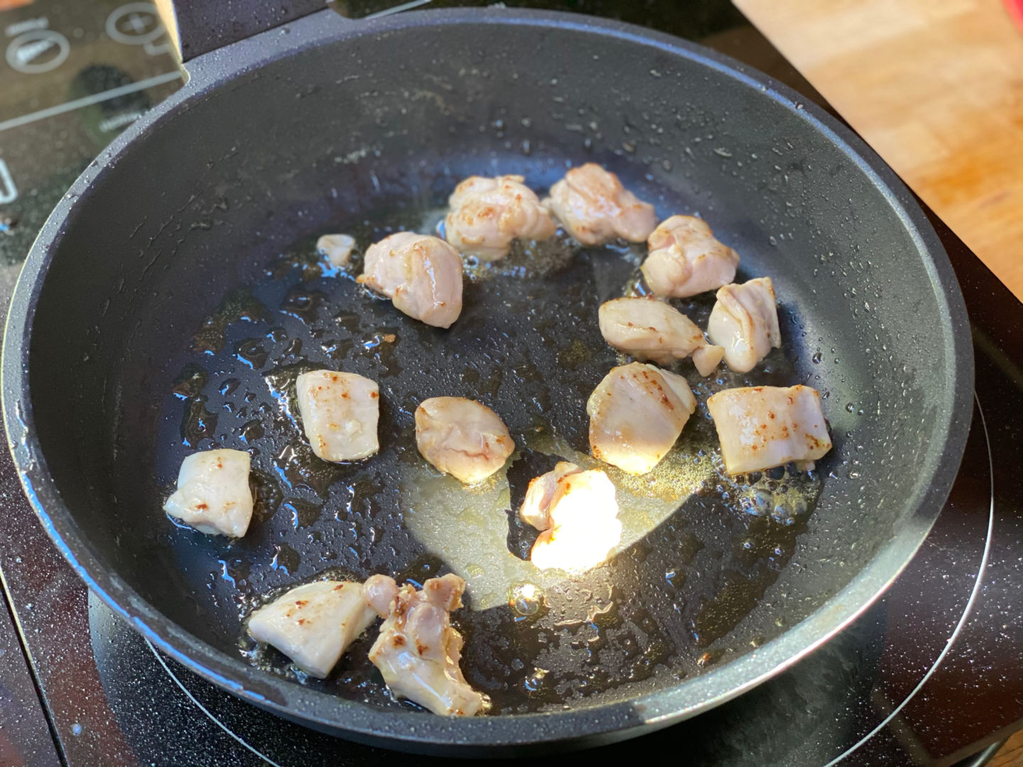 cocinamos los trozos de pollo en el wok