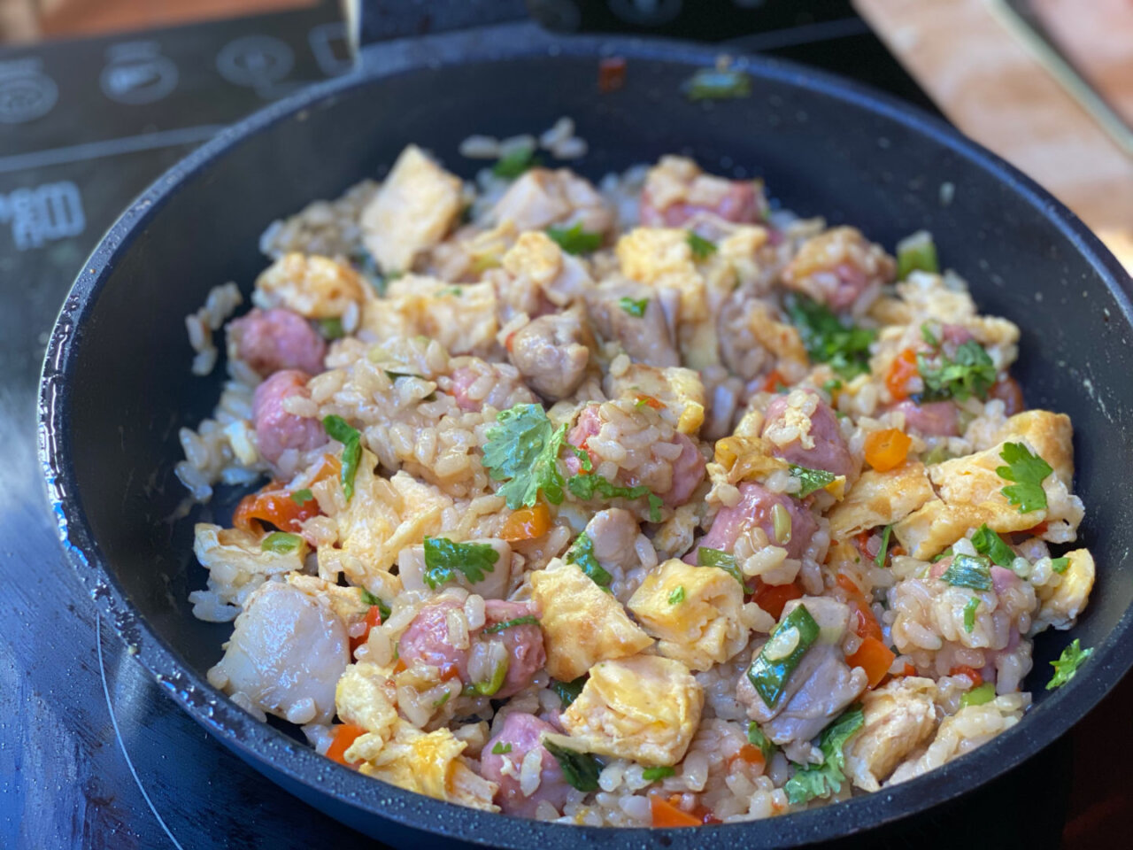 cocinamos todos los ingredientes en el wok