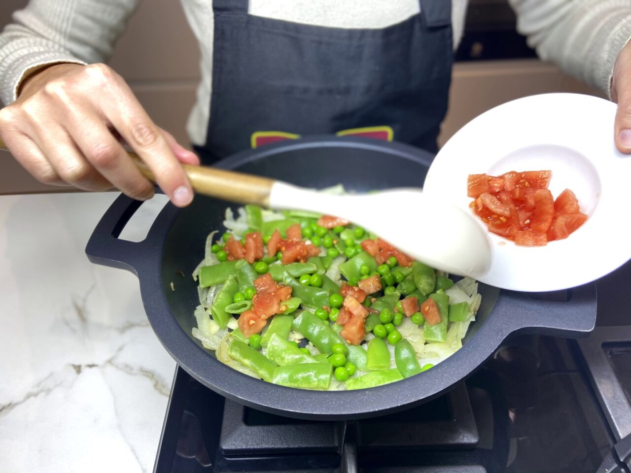 Añadimos el tomate cortado al sofrito