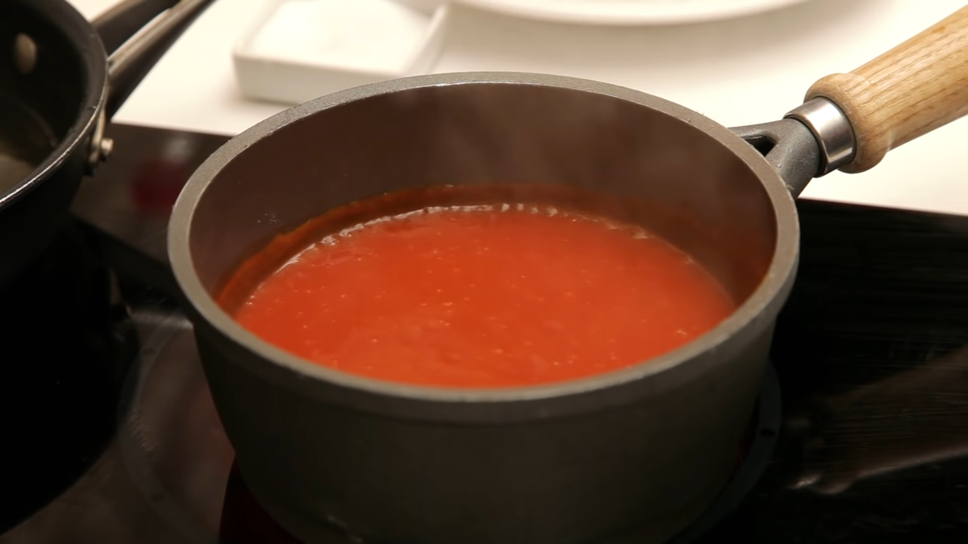 calentando tomate frito