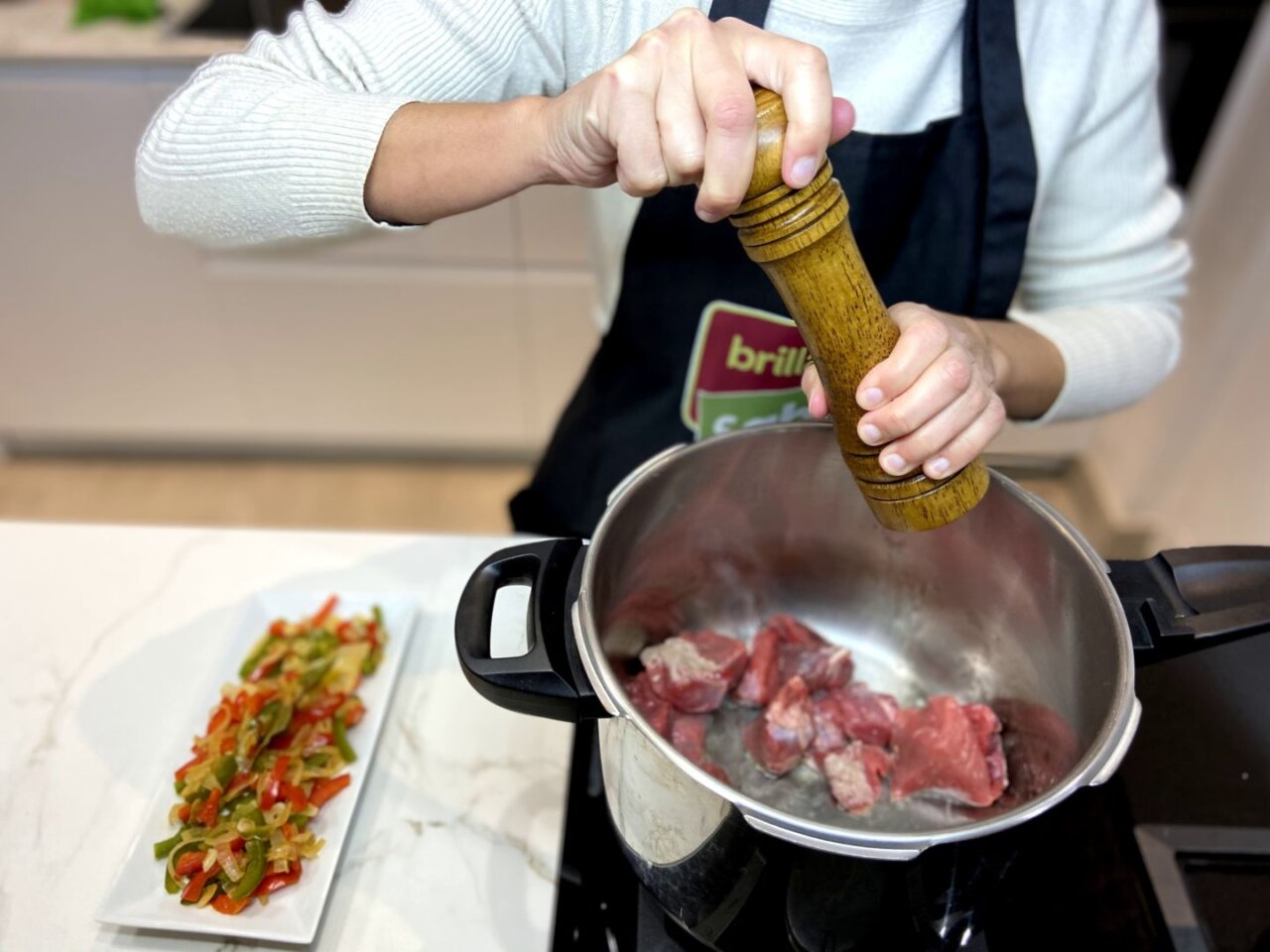 espolvorea la carne con un poco de pimienta molida