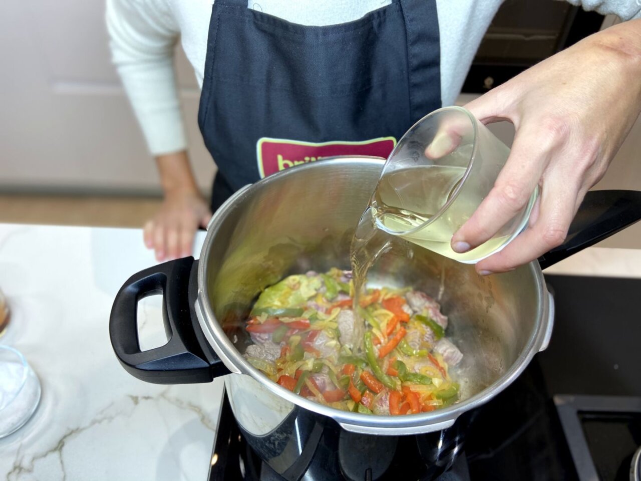 añadimos una copa de vino a la olla