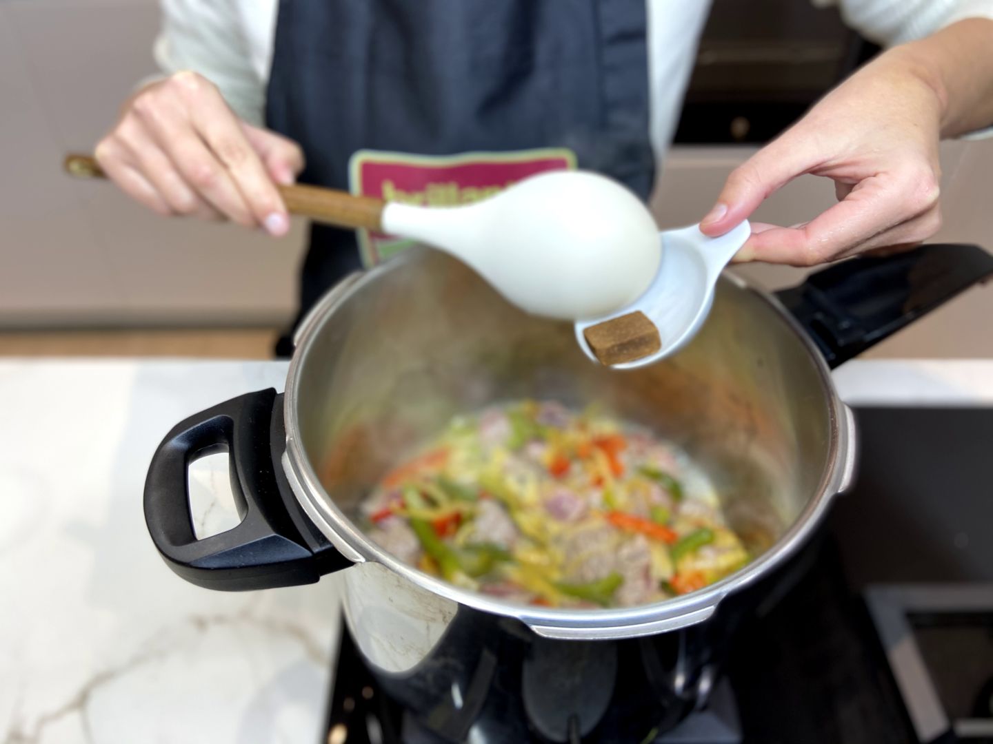 añadimos una pastilla de caldo a la olla