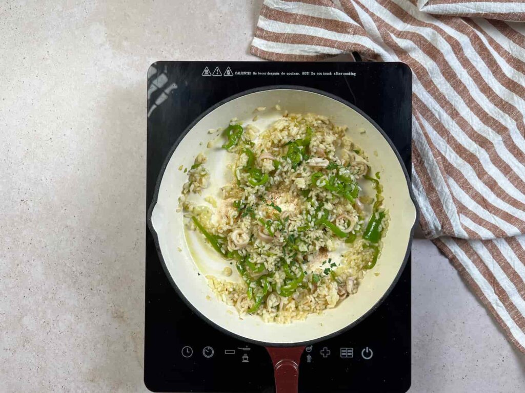 Receta Arroz con chipirones. Paso 3: añade un poco de sal y un vasito de arroz Redondo Brillante