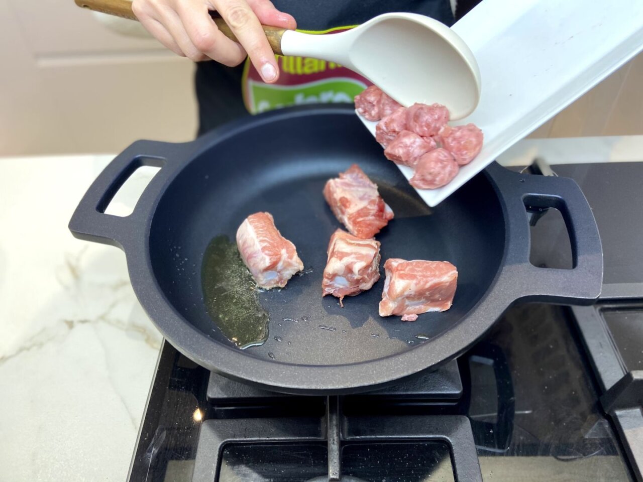 ponemos la carne a freír con las salchichas