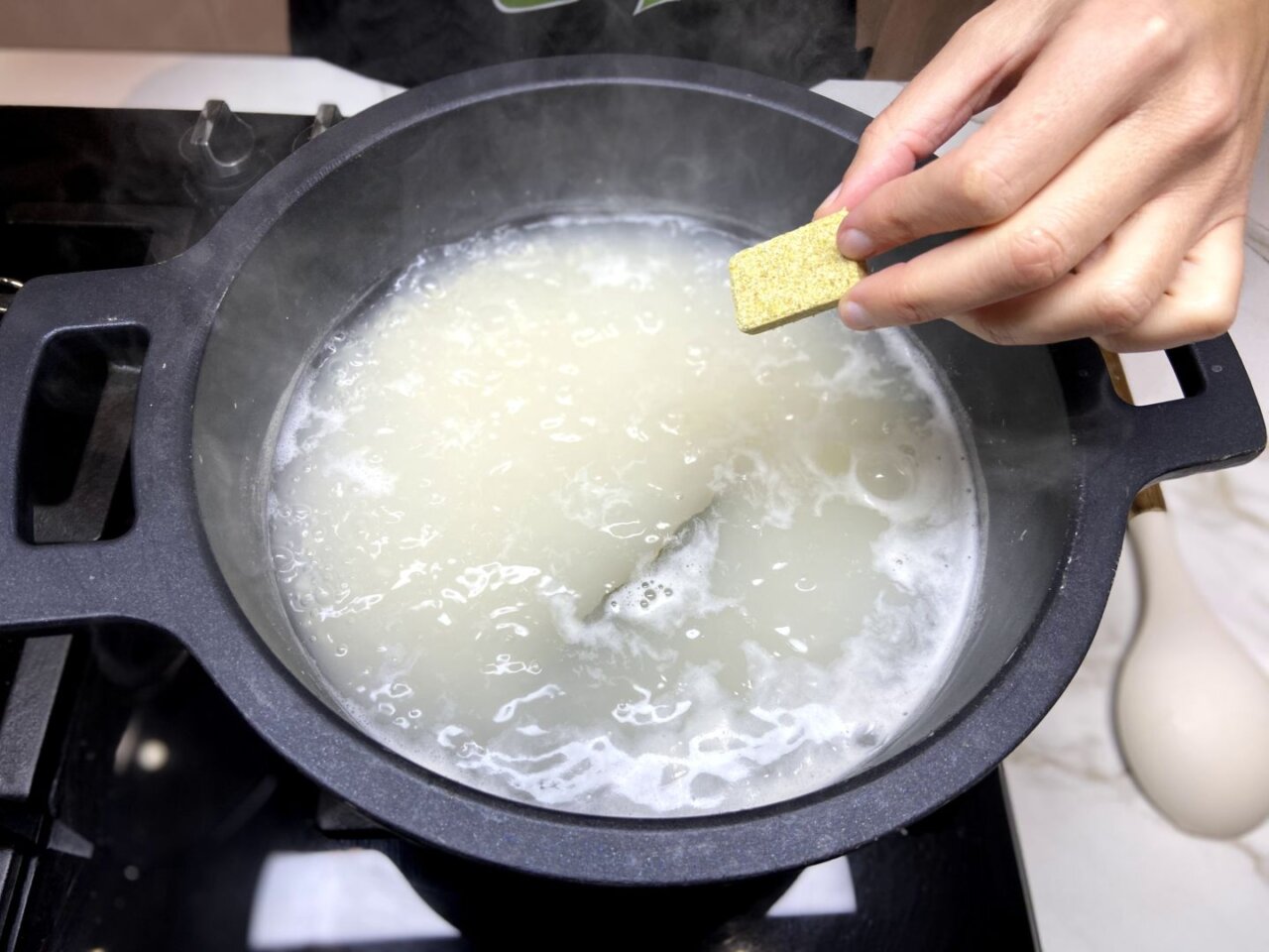 echar una pastilla de caldo al arroz cociéndose