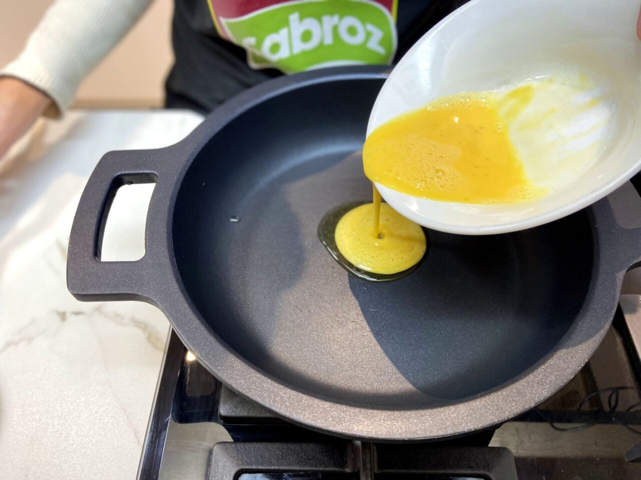 hacemos la tortilla con 3 huevos en la sartén