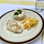 Arroz con pechuga de pollo, nata y tortilla