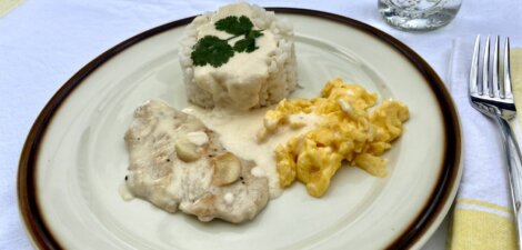 Arroz con pechuga de pollo, nata y tortilla